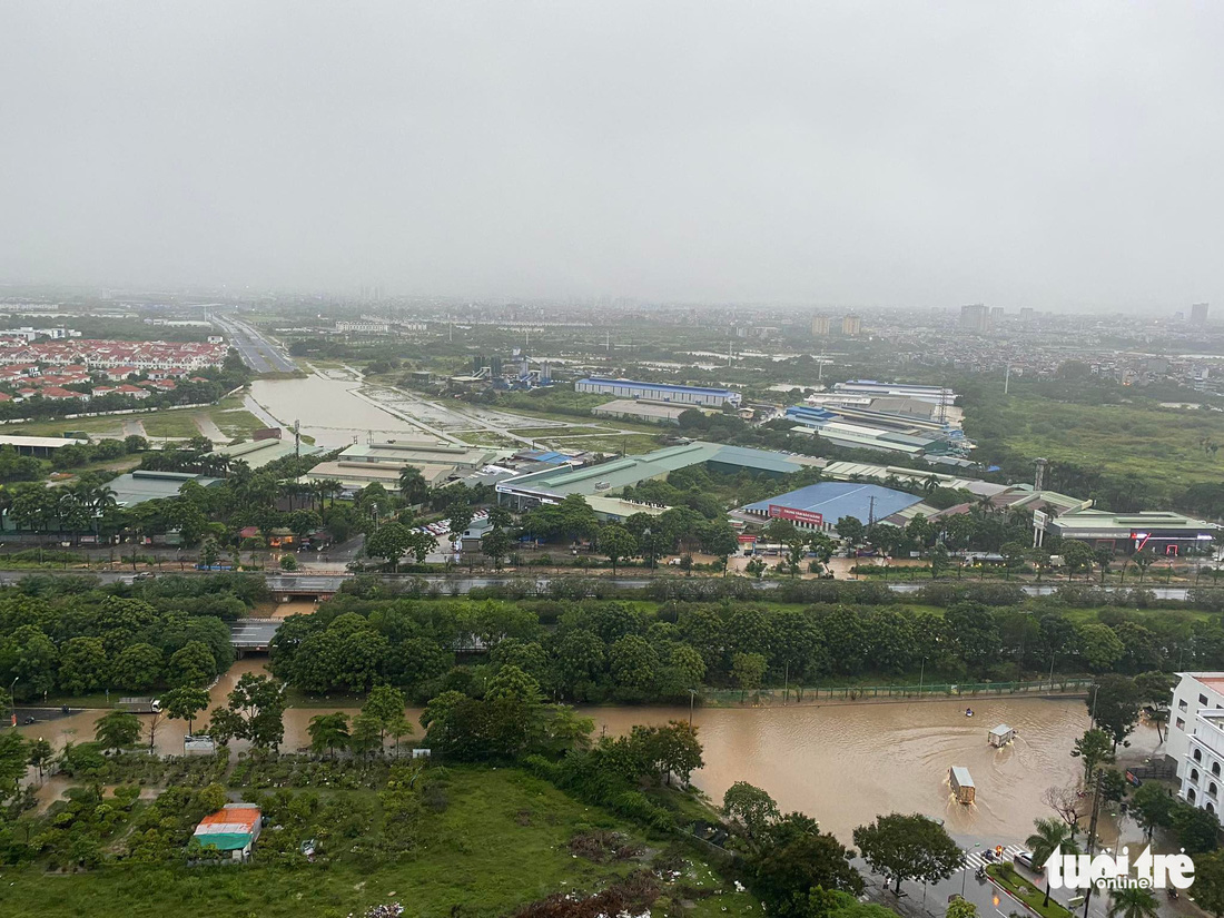 Hà Nội mưa lớn, mới sáng sớm nhiều tuyến phố thành sông - Ảnh 3.