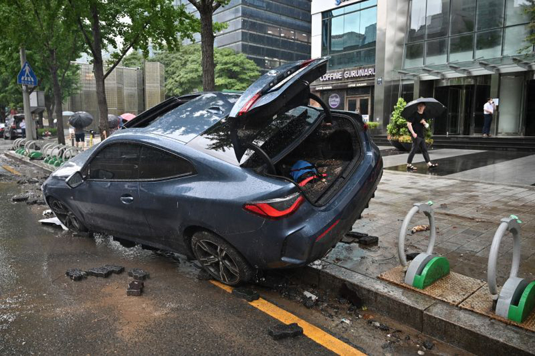 Xe sang và siêu xe đắp chiếu kỷ lục sau trận lụt tại khu nhà giàu Gangnam ở Seoul - Ảnh 5.