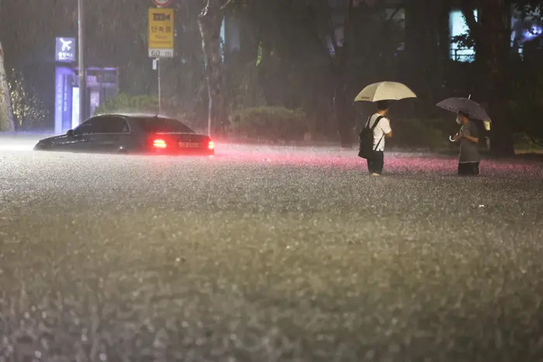 Xe sang và siêu xe đắp chiếu kỷ lục sau trận lụt tại khu nhà giàu Gangnam ở Seoul - Ảnh 6.