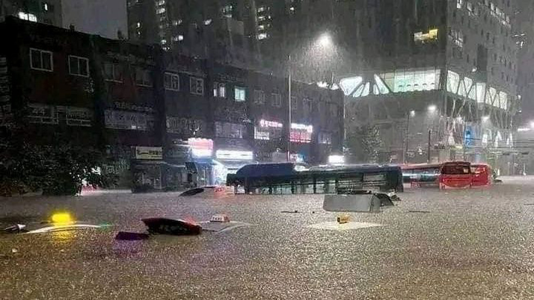 Xe sang và siêu xe đắp chiếu kỷ lục sau trận lụt tại khu nhà giàu Gangnam ở Seoul - Ảnh 1.