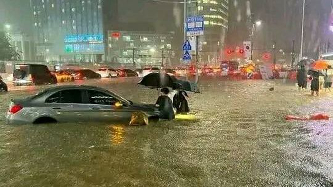 Xe sang và siêu xe đắp chiếu kỷ lục sau trận lụt tại khu nhà giàu Gangnam ở Seoul - Ảnh 2.