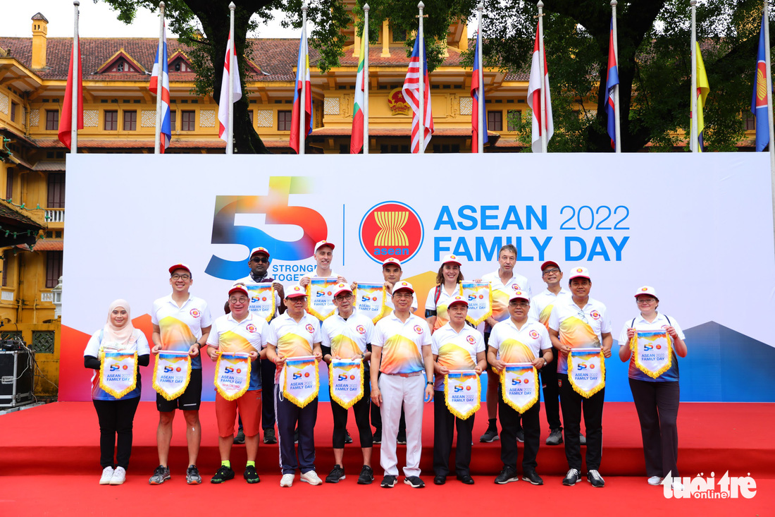 Đại sứ New Zealand hơi run trong lần đầu đạp xe vì Ngày gia đình ASEAN ở Hà Nội - Ảnh 1.