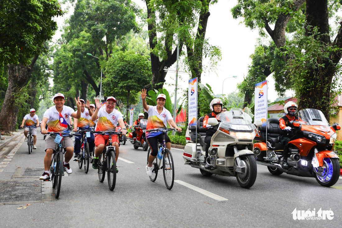 Đại sứ New Zealand hơi run trong lần đầu đạp xe vì Ngày gia đình ASEAN ở Hà Nội - Ảnh 4.