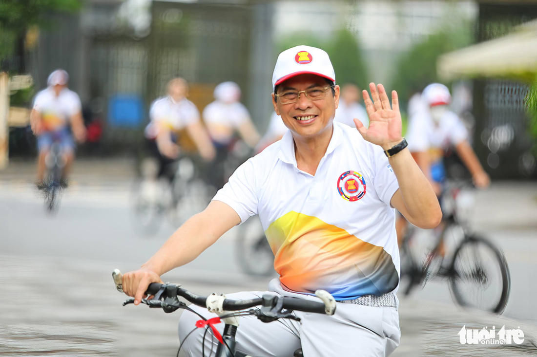 Đại sứ New Zealand hơi run trong lần đầu đạp xe vì Ngày gia đình ASEAN ở Hà Nội - Ảnh 5.