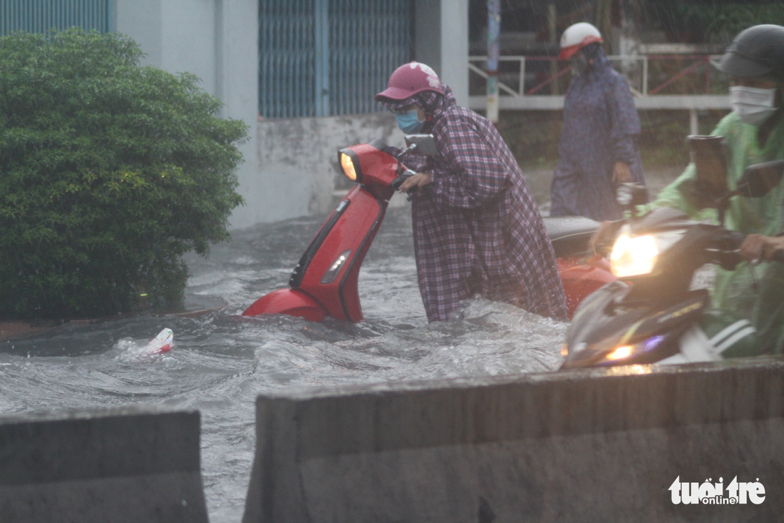 TP.HCM mưa lớn từ chiều tới tối, khắp nơi ngập nước kẹt xe - Ảnh 4.