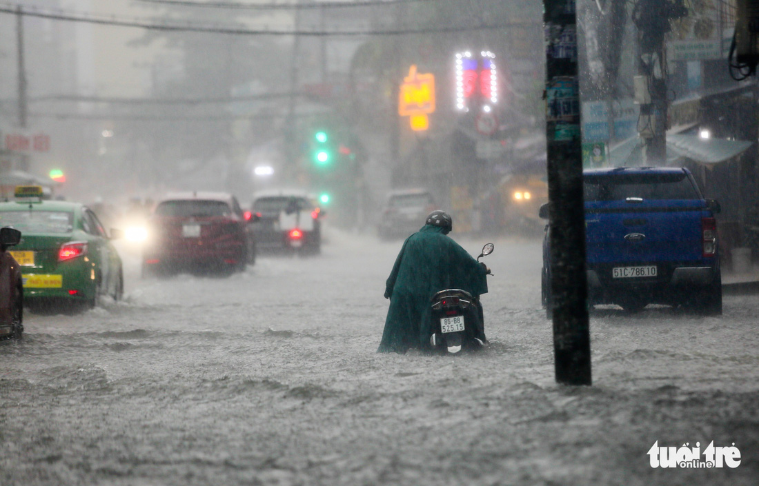TP.HCM mưa lớn từ chiều tới tối, khắp nơi ngập nước kẹt xe - Ảnh 11.