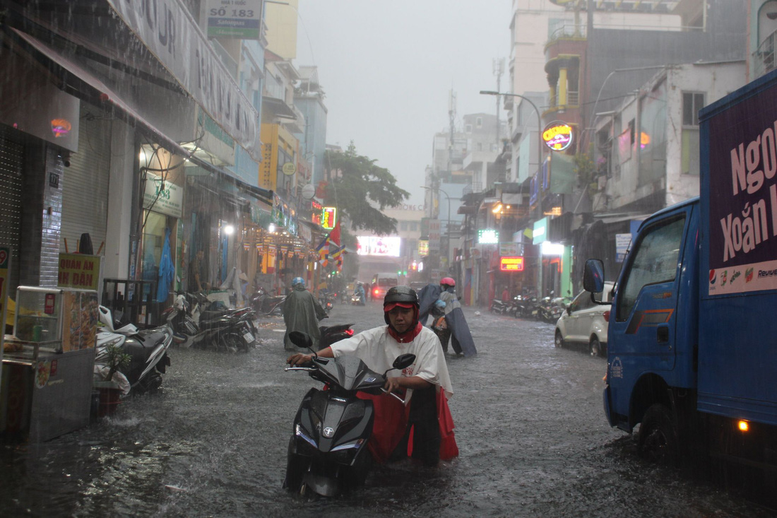 TP.HCM mưa lớn từ chiều tới tối, khắp nơi ngập nước kẹt xe - Ảnh 12.