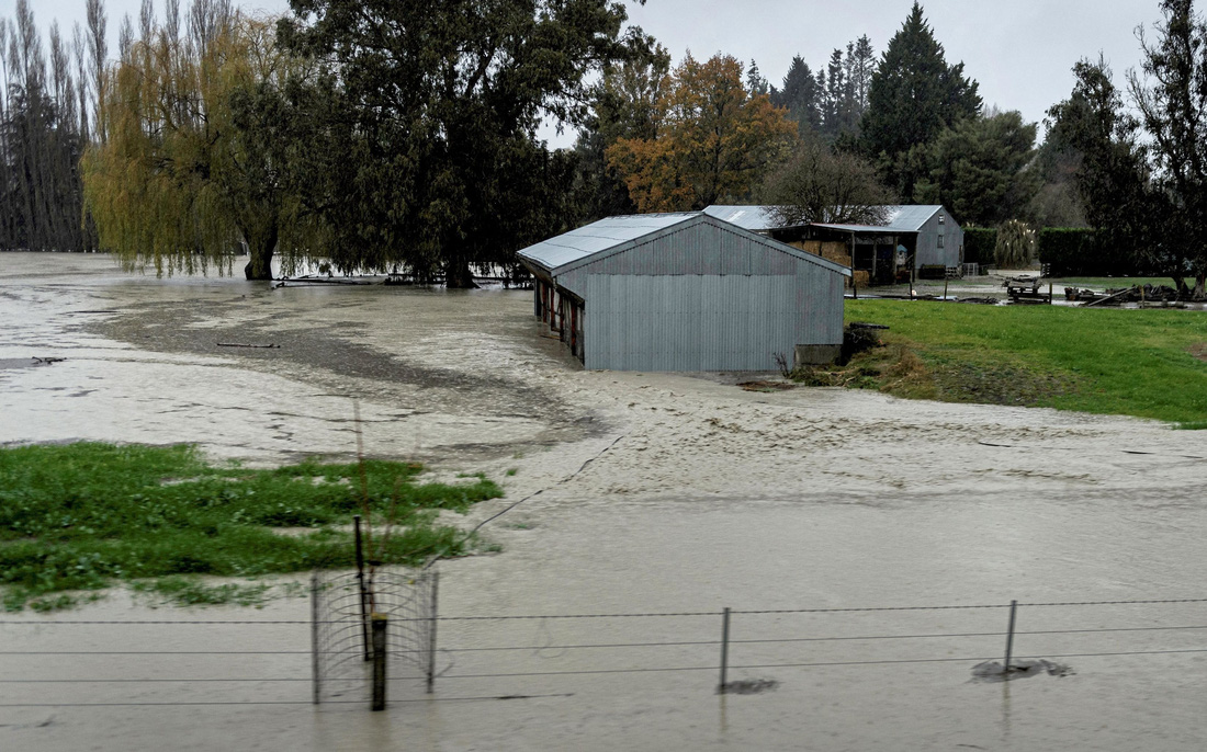 Mưa xối xả gây lũ lụt nặng tại New Zealand, một số nơi ban bố tình trạng khẩn cấp - Ảnh 2.