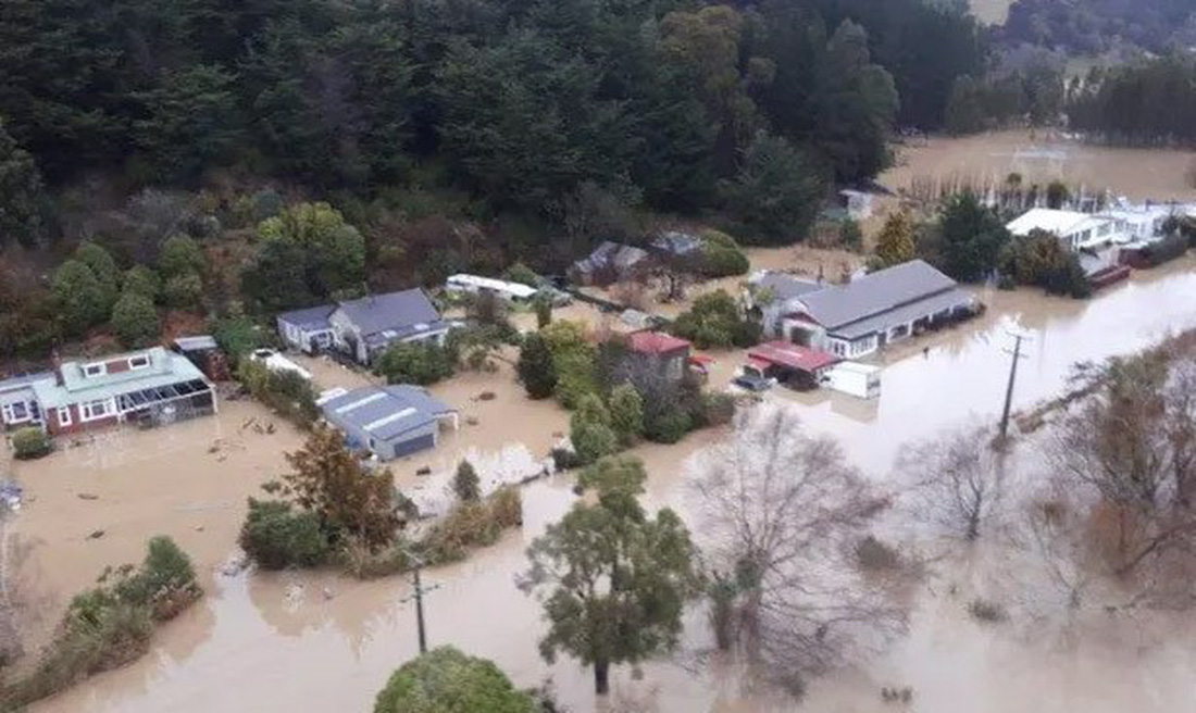 Mưa xối xả gây lũ lụt nặng tại New Zealand, một số nơi ban bố tình trạng khẩn cấp - Ảnh 3.