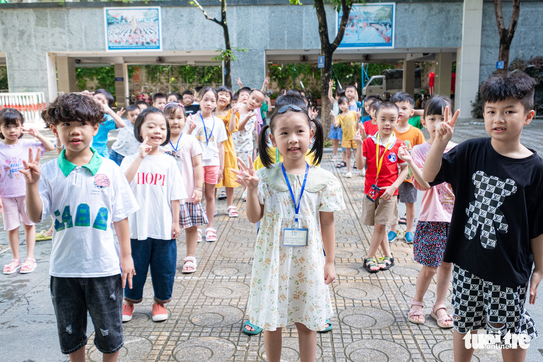 Học sinh lớp 1 Hà Nội háo hức trong ngày tựu trường sớm - Ảnh 1.