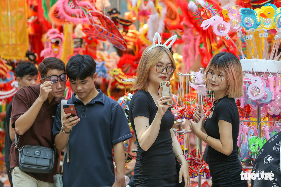 Phố Hàng Mã rực rỡ đêm mùa Trung thu, tràn ngập người trẻ check-in - Ảnh 1.