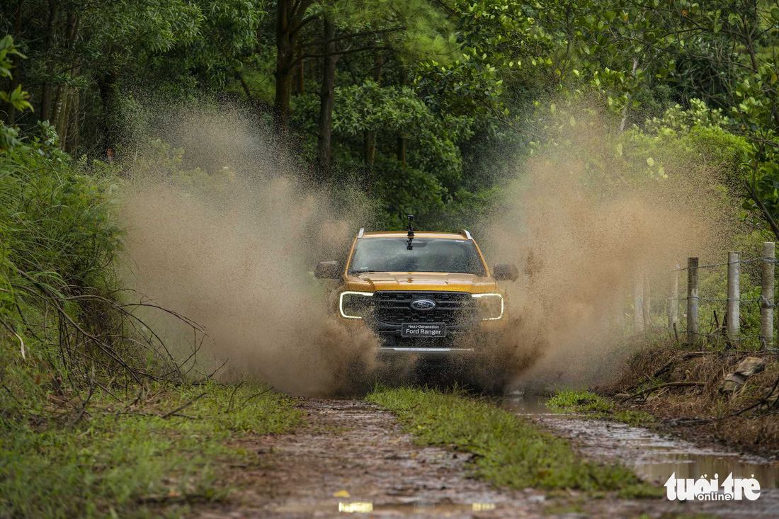 Đánh giá Ford Ranger Wildtrak 2023: Thu hẹp khác biệt với ‘xe con’ - Ảnh 8.