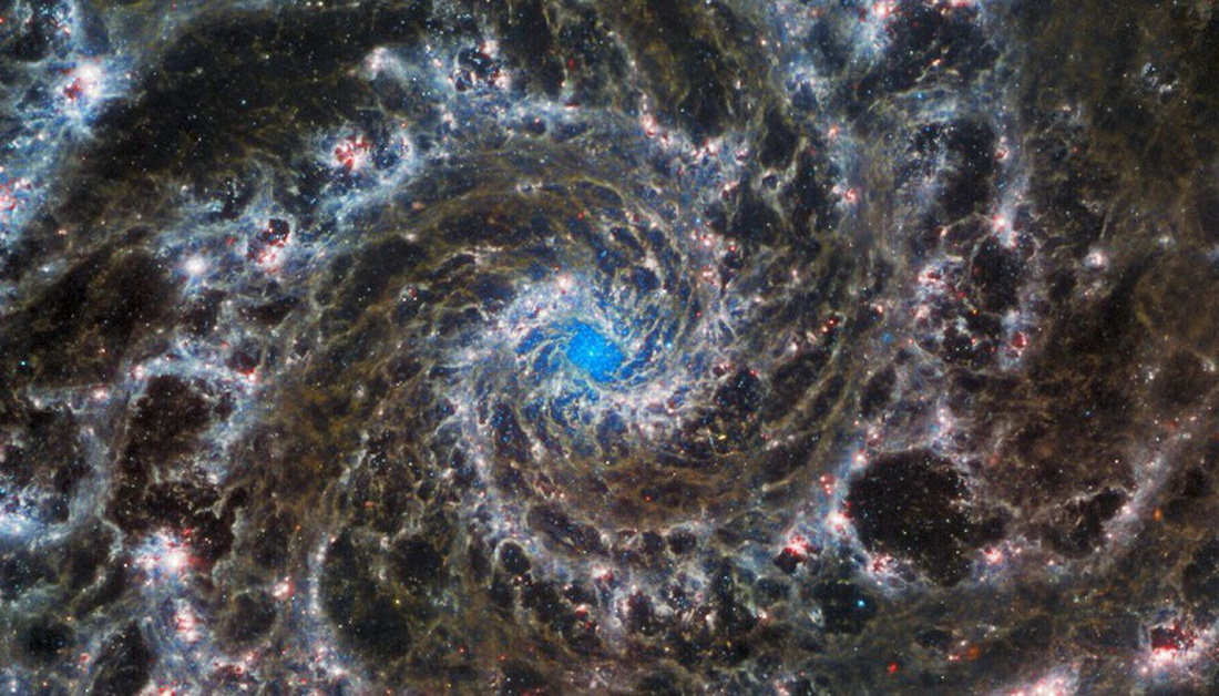 Kính thiên văn James Webb tiết lộ vẻ đẹp rực rỡ của Thiên hà Bóng ma - Ảnh 3.