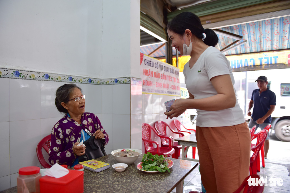 Bữa ăn 1.000 đồng, 5.000 đồng ấm lòng cho người yếu thế ở TP.HCM giữa bão giá - Ảnh 1.