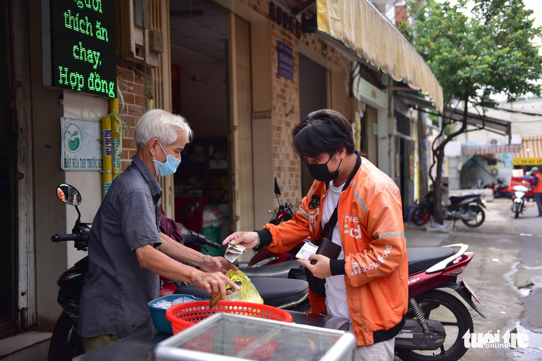 Bữa ăn 1.000 đồng, 5.000 đồng ấm lòng cho người yếu thế ở TP.HCM giữa bão giá - Ảnh 4.