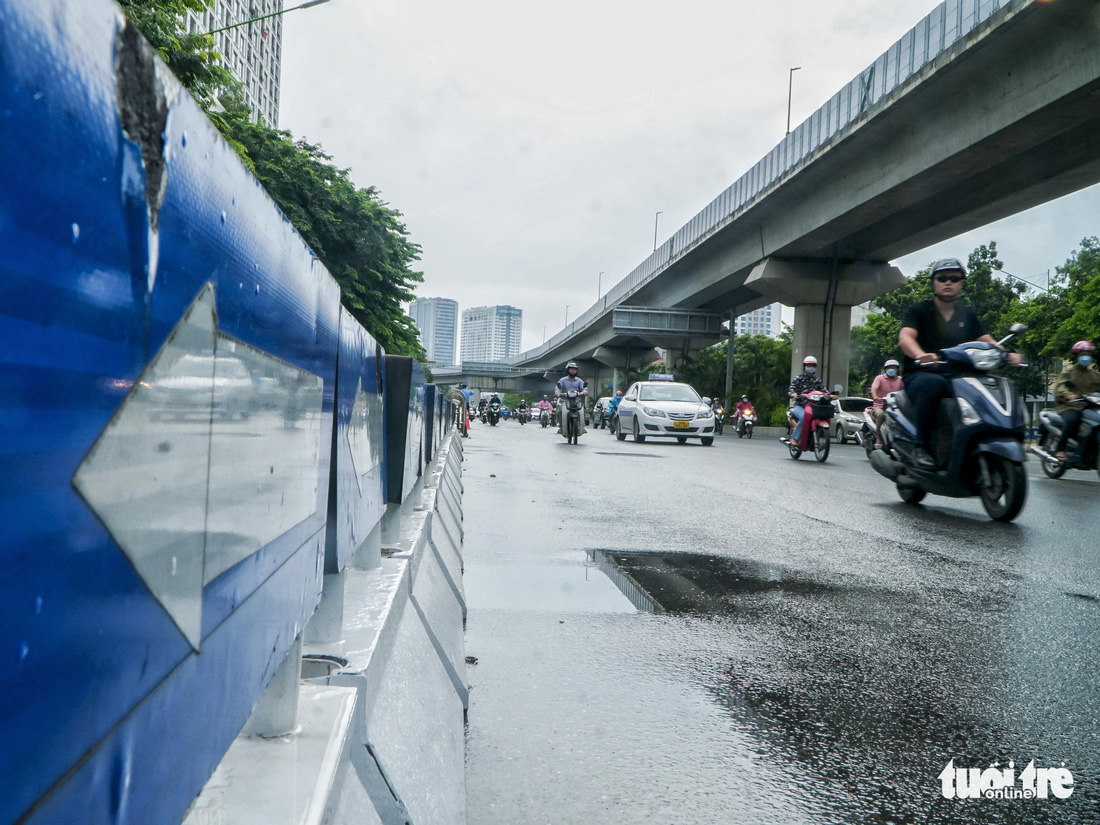 Điểm nút kẹt xe Hà Nội ngày đầu phân làn: Chưa thấy chuyển biến gì - Ảnh 4.