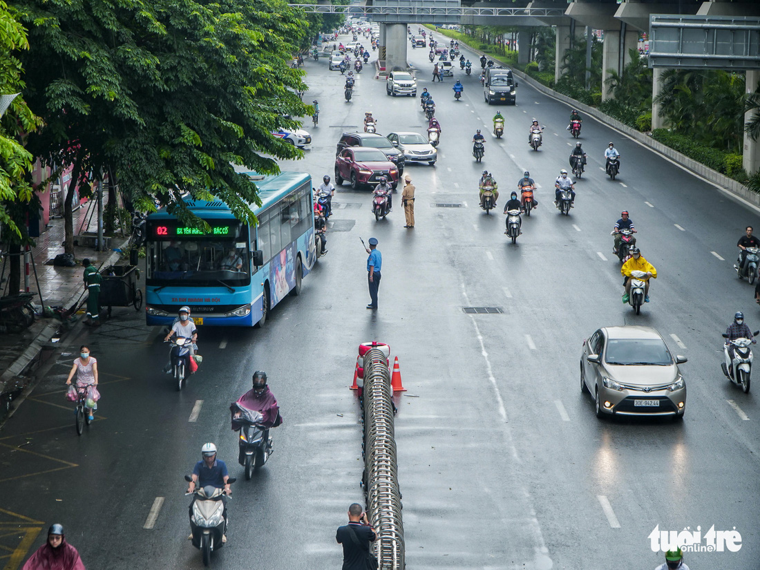 Điểm nút kẹt xe Hà Nội ngày đầu phân làn: Chưa thấy chuyển biến gì - Ảnh 6.