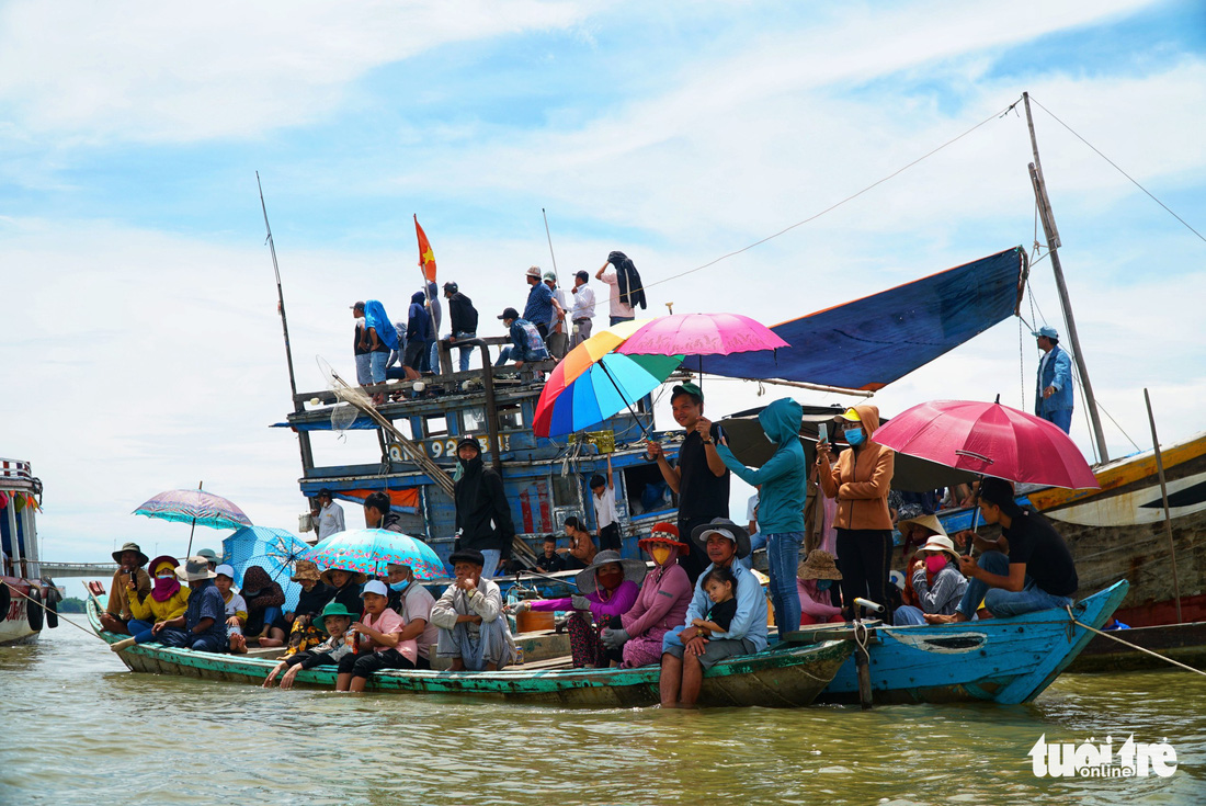 10.000 người về làng gốm Thanh Hà xem đua thuyền trên sông Thu Bồn - Ảnh 6.