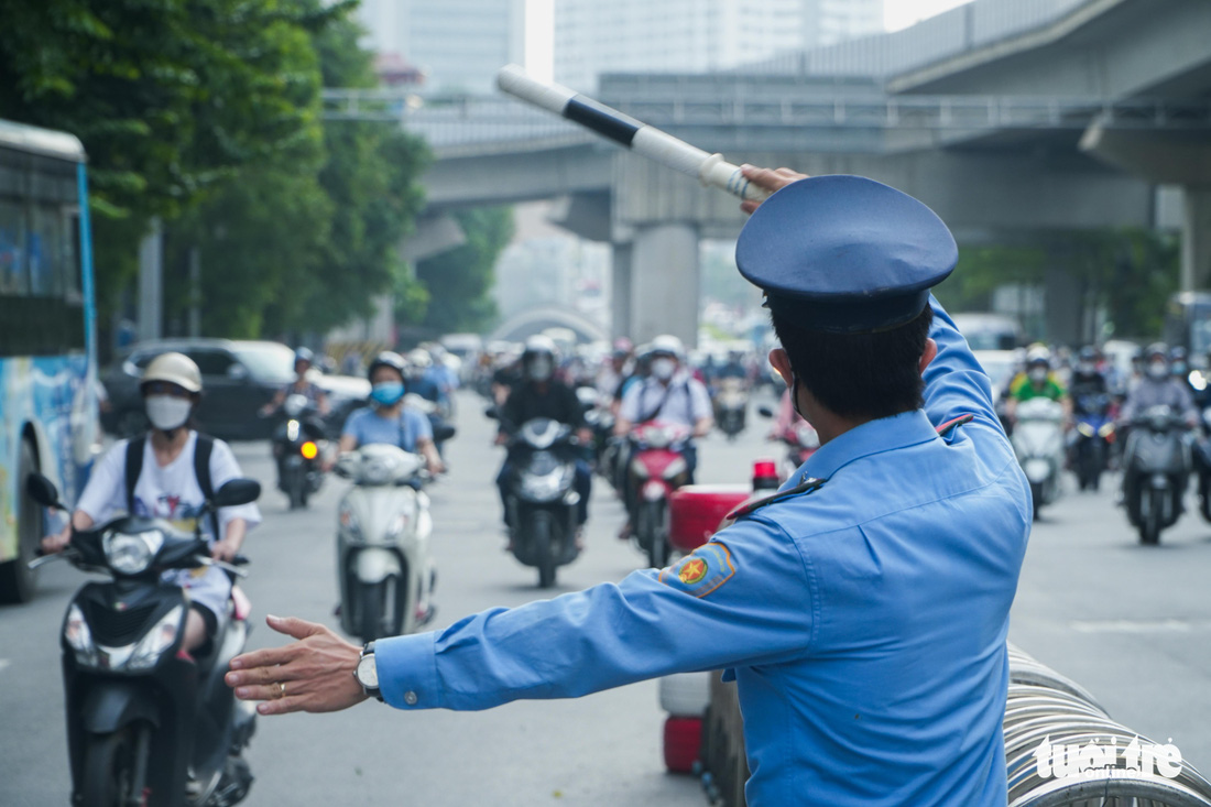 Sau phân làn cứng, đường Nguyễn Trãi vẫn ùn tắc, xe máy và ôtô chen nhau điền vào chỗ trống - Ảnh 10.