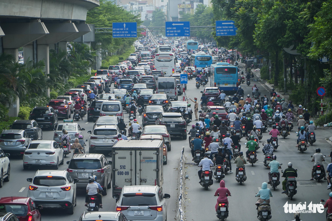 Sau phân làn cứng, đường Nguyễn Trãi vẫn ùn tắc, xe máy và ôtô chen nhau điền vào chỗ trống - Ảnh 5.