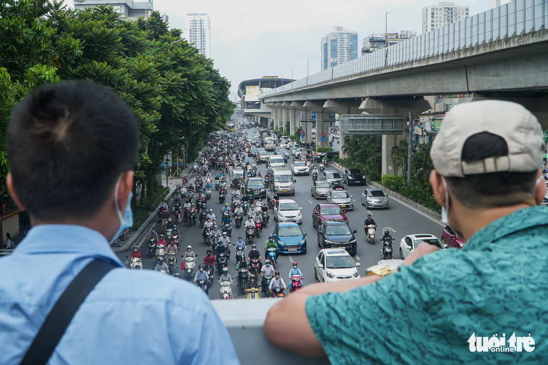 Sau phân làn cứng, đường Nguyễn Trãi vẫn ùn tắc, xe máy và ôtô chen nhau điền vào chỗ trống - Ảnh 8.