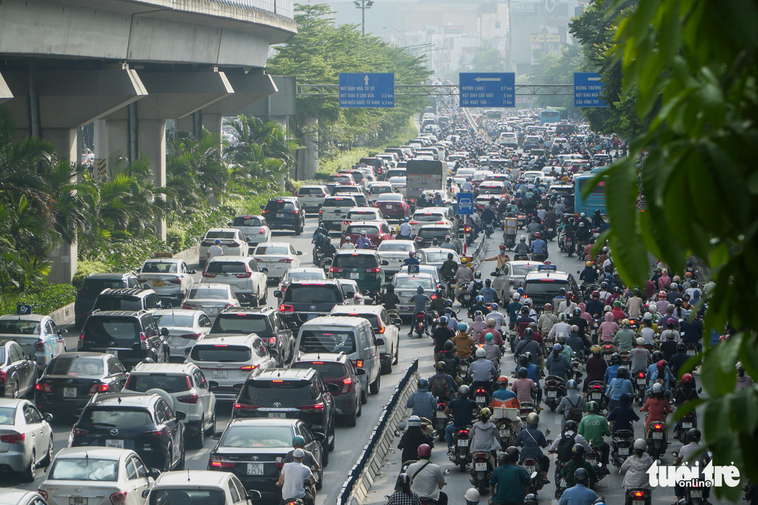 Sau phân làn cứng, đường Nguyễn Trãi vẫn ùn tắc, xe máy và ôtô chen nhau điền vào chỗ trống - Ảnh 9.
