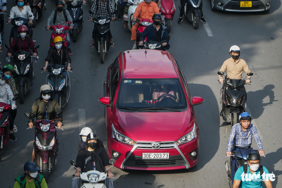 Sau phân làn cứng, đường Nguyễn Trãi vẫn ùn tắc, xe máy và ôtô chen nhau điền vào chỗ trống - Ảnh 2.