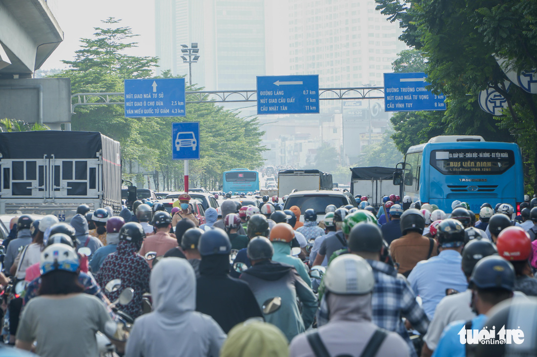 Sau phân làn cứng, đường Nguyễn Trãi vẫn ùn tắc, xe máy và ôtô chen nhau điền vào chỗ trống - Ảnh 1.
