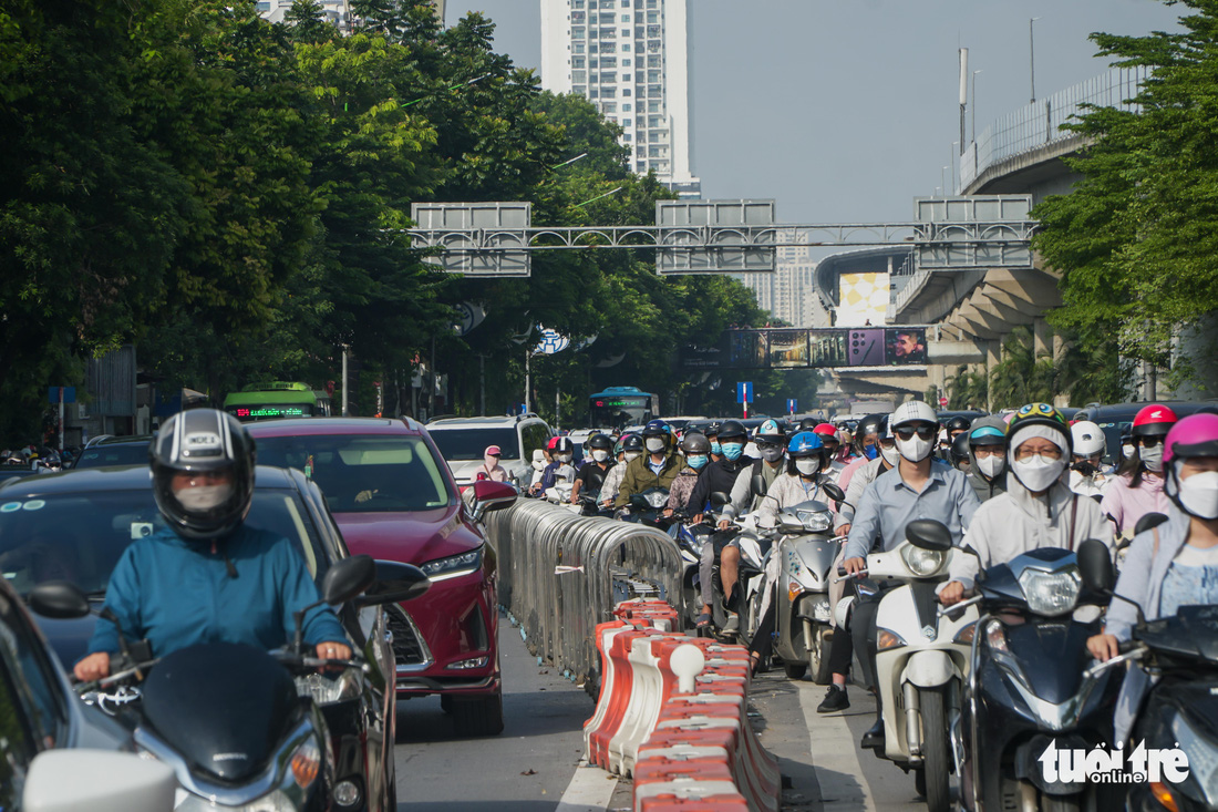 Sau phân làn cứng, đường Nguyễn Trãi vẫn ùn tắc, xe máy và ôtô chen nhau điền vào chỗ trống - Ảnh 4.