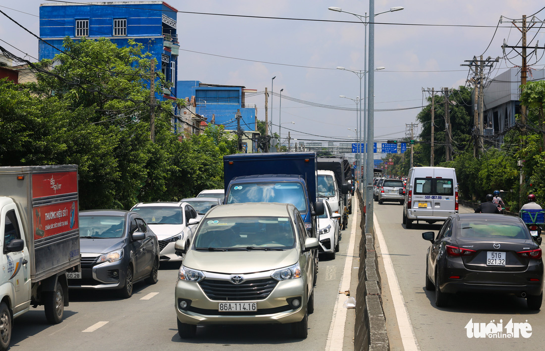 Giao thông ngày đầu dịp lễ 2-9 tại TP.HCM: Có ùn ứ nhưng vẫn ‘dễ thở’ - Ảnh 1.