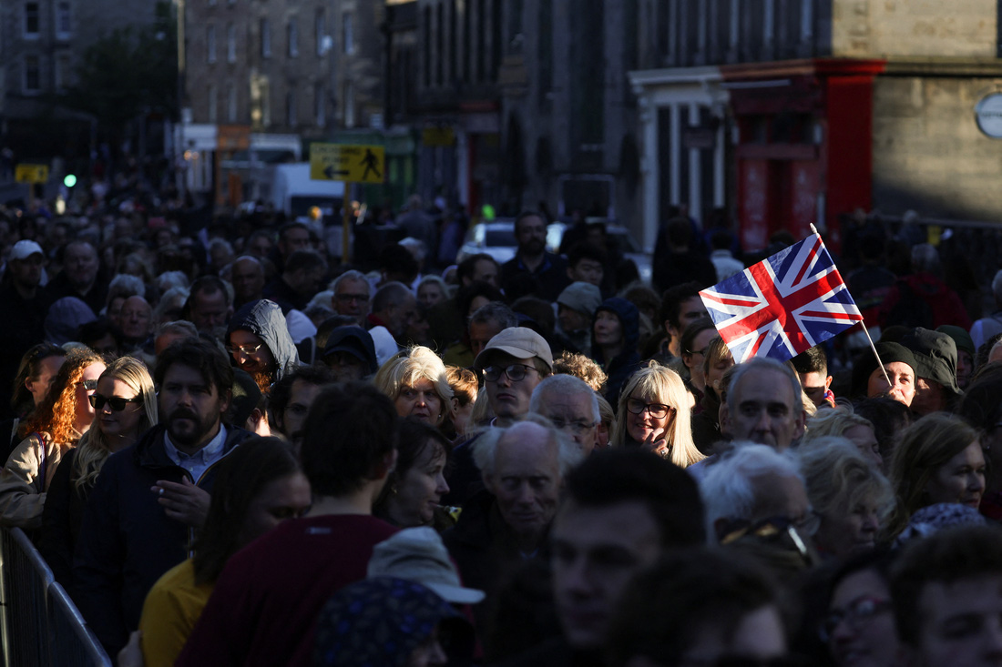 Người dân Scotland xếp hàng đến tận đêm để tiễn biệt Nữ hoàng Elizabeth II - Ảnh 2.