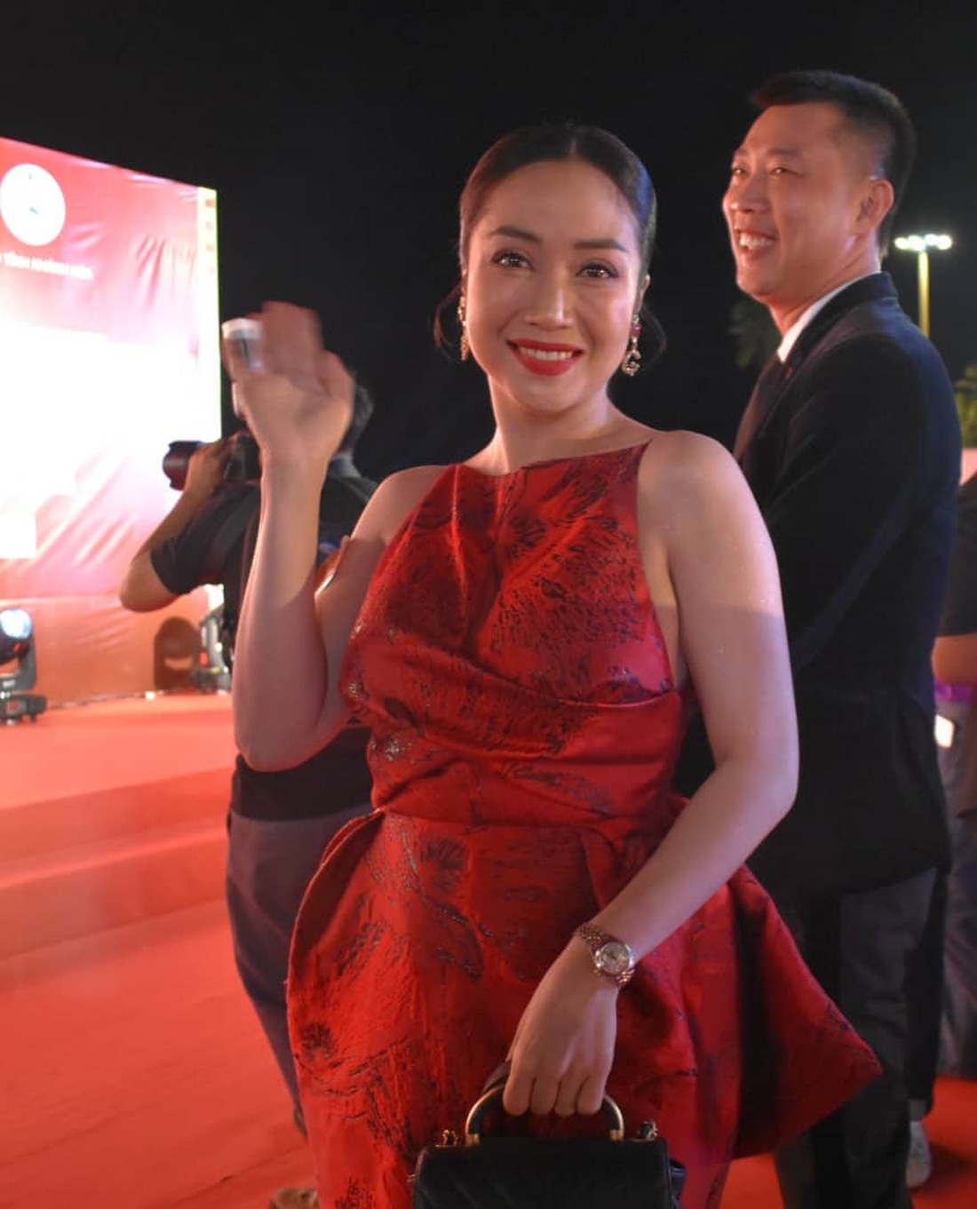 Quyền Linh, Việt Hương và dàn người đẹp VTV đổ bộ thảm đỏ Cánh diều 2021 - Ảnh 9.
