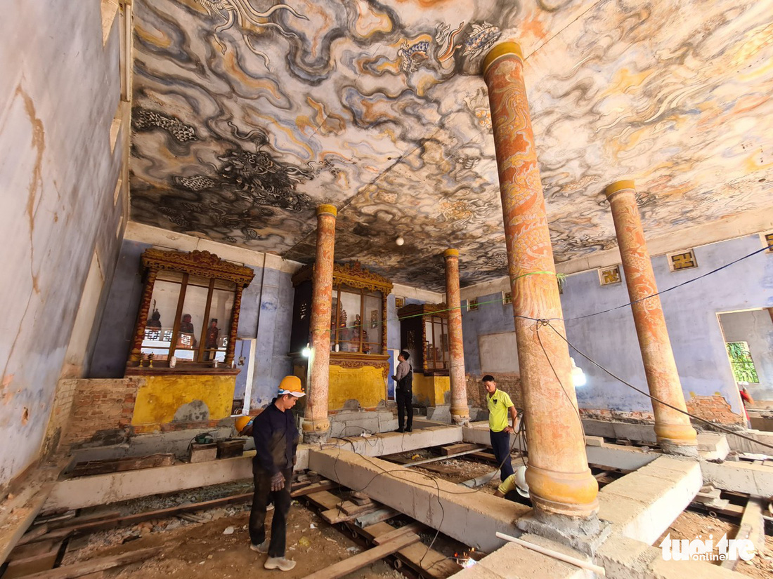 Cận cảnh ‘thần đèn’ di dời chánh điện chùa Diệu Đế nặng 1.000 tấn ở Huế - Ảnh 1.