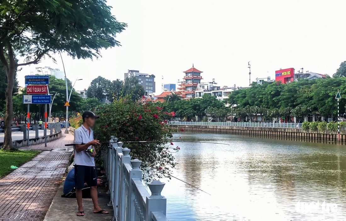 ‘Cần thủ’ thả mấy cần câu một lúc ở kênh Nhiêu Lộc - Thị Nghè, mặc kệ biển cấm - Ảnh 8.