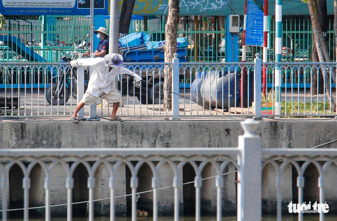 ‘Cần thủ’ thả mấy cần câu một lúc ở kênh Nhiêu Lộc - Thị Nghè, mặc kệ biển cấm - Ảnh 2.
