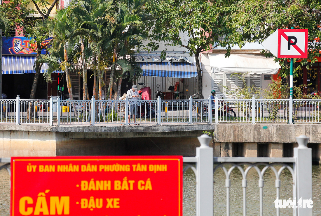 ‘Cần thủ’ thả mấy cần câu một lúc ở kênh Nhiêu Lộc - Thị Nghè, mặc kệ biển cấm - Ảnh 4.