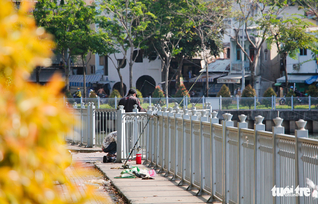 ‘Cần thủ’ thả mấy cần câu một lúc ở kênh Nhiêu Lộc - Thị Nghè, mặc kệ biển cấm - Ảnh 6.