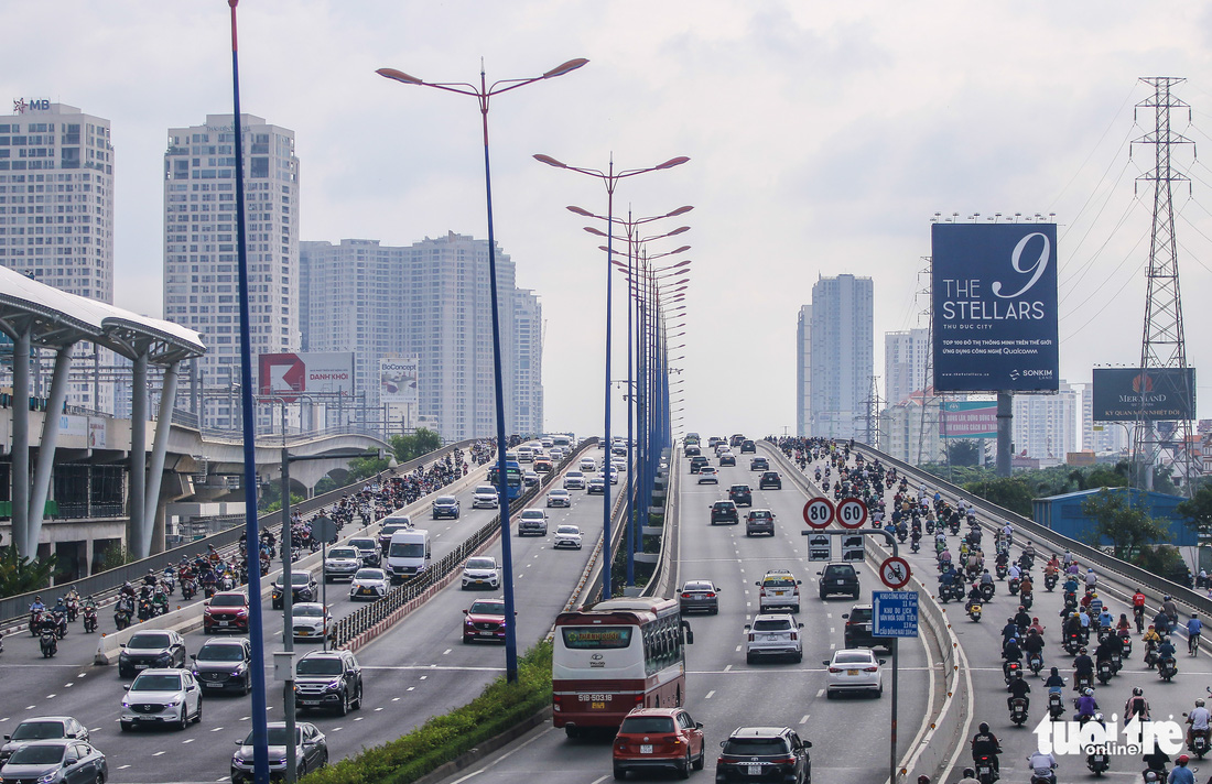 ‘Túa mồ hôi’ trên đường từ khu Đông vào trung tâm TP.HCM đi làm - Ảnh 4.