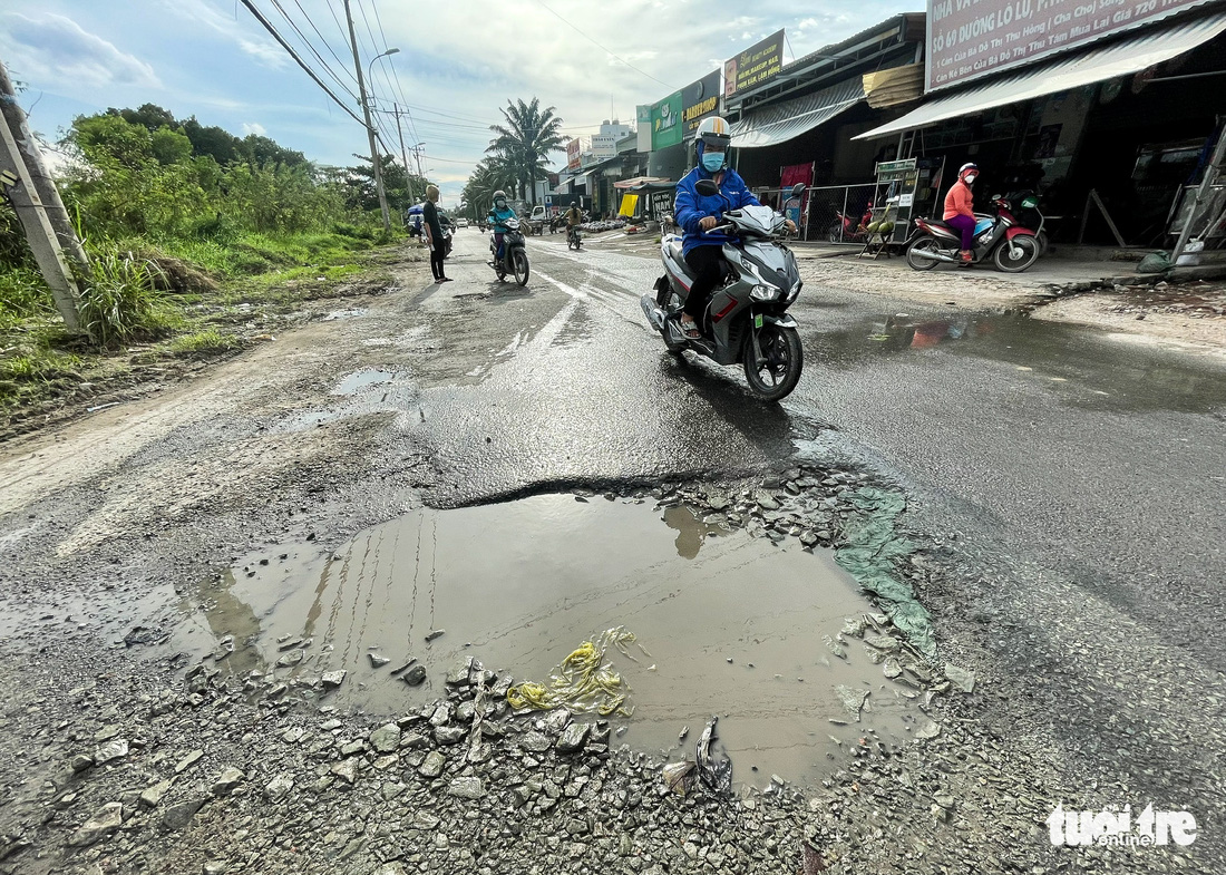 Con đường 2km ở Thủ Đức chi chít ổ gà, ổ voi, ngày nào cũng có người té ngã - Ảnh 4.