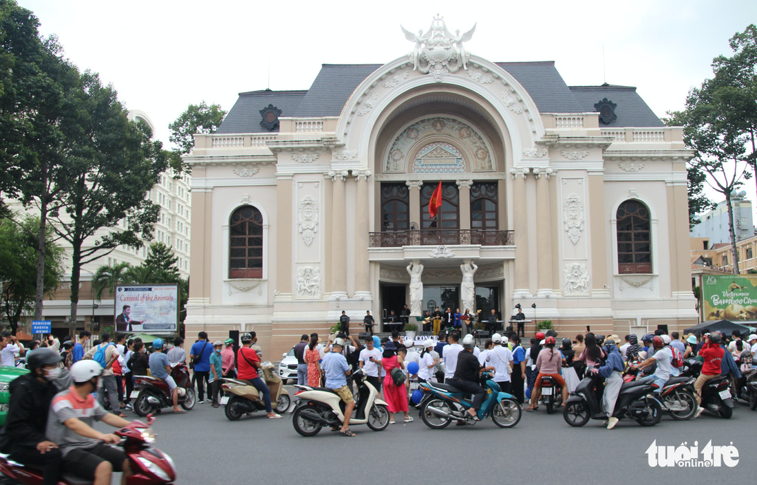 Tour du lịch trong lòng thành phố hấp dẫn người dân TP.HCM dịp lễ 2-9 - Ảnh 7.