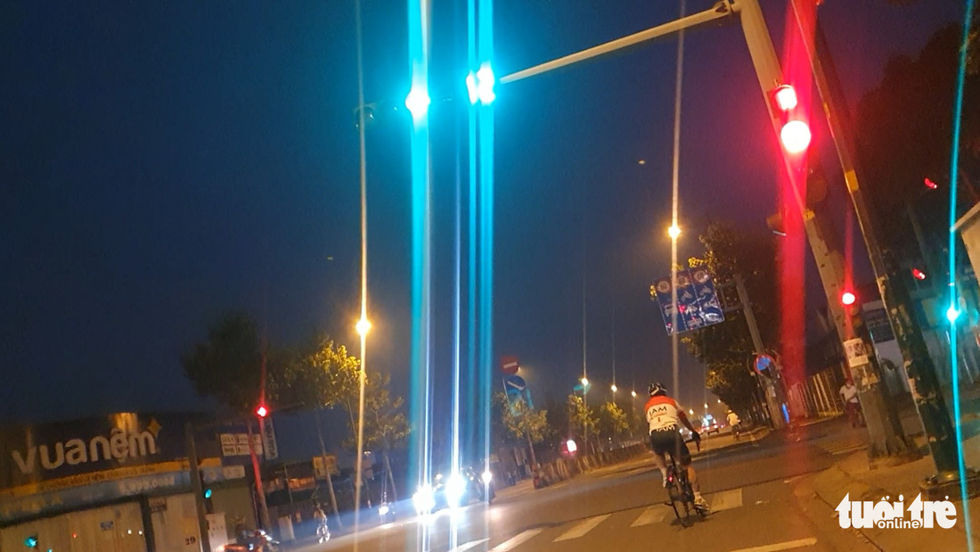 Phóng xe đạp vèo vèo trong làn ô tô, vượt đèn đỏ trên đường Phạm Văn Đồng - Ảnh 3.