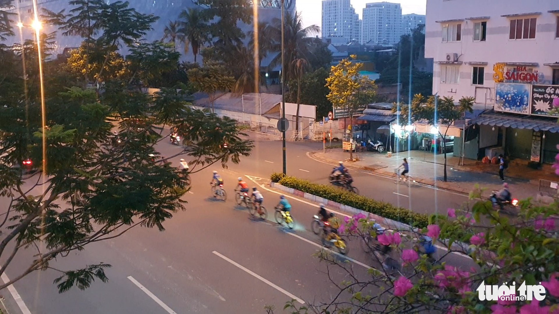 Phóng xe đạp vèo vèo trong làn ô tô, vượt đèn đỏ trên đường Phạm Văn Đồng - Ảnh 4.