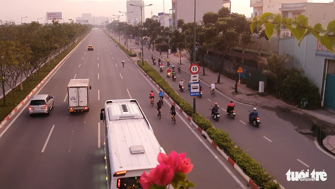Phóng xe đạp vèo vèo trong làn ô tô, vượt đèn đỏ trên đường Phạm Văn Đồng - Ảnh 5.