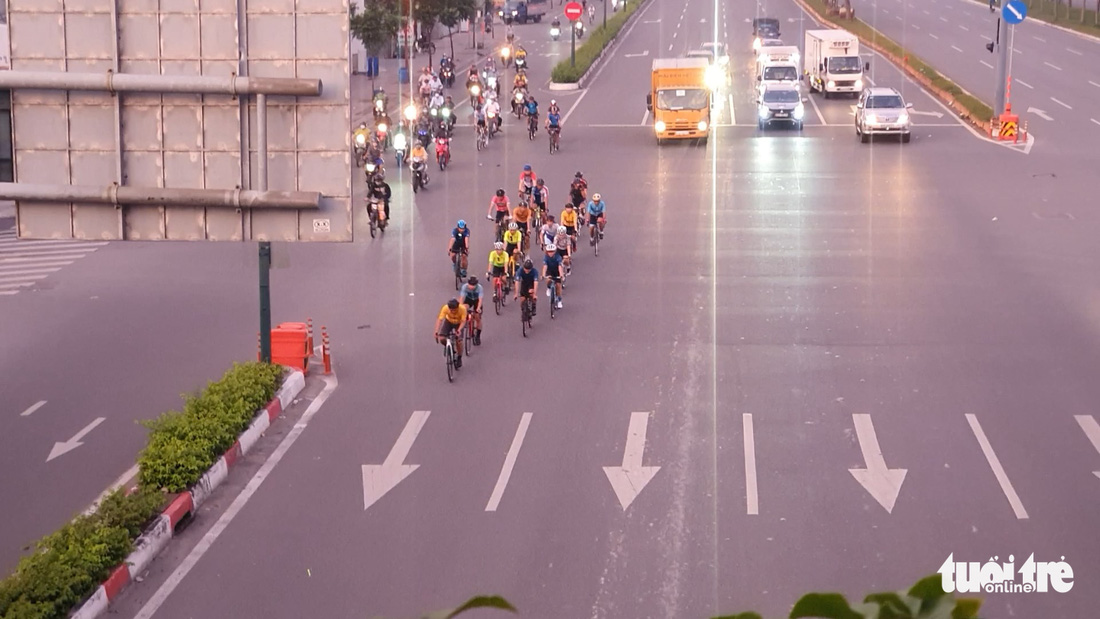 Phóng xe đạp vèo vèo trong làn ô tô, vượt đèn đỏ trên đường Phạm Văn Đồng - Ảnh 1.
