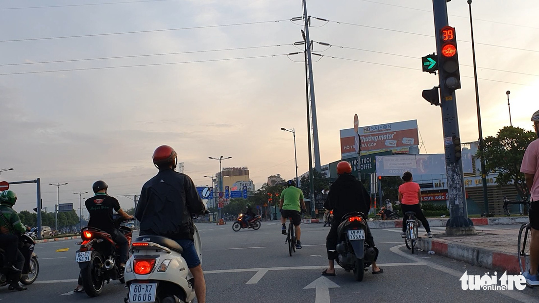 Phóng xe đạp vèo vèo trong làn ô tô, vượt đèn đỏ trên đường Phạm Văn Đồng - Ảnh 6.