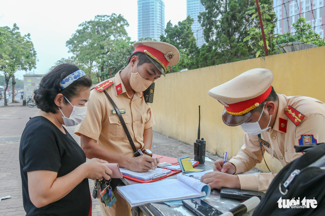 Hà Nội: Muôn vàn lý do của tài xế vi phạm khi đi vào làn dừng khẩn cấp ở vành đai 3 - Ảnh 7.