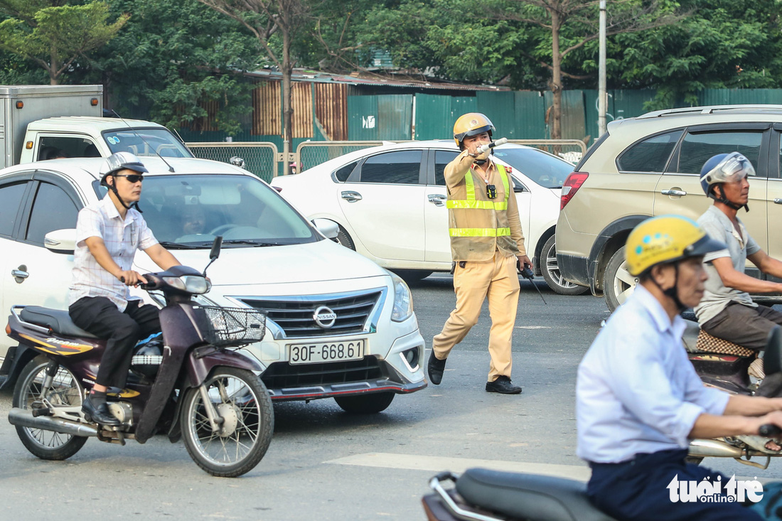 Hà Nội: Muôn vàn lý do của tài xế vi phạm khi đi vào làn dừng khẩn cấp ở vành đai 3 - Ảnh 6.