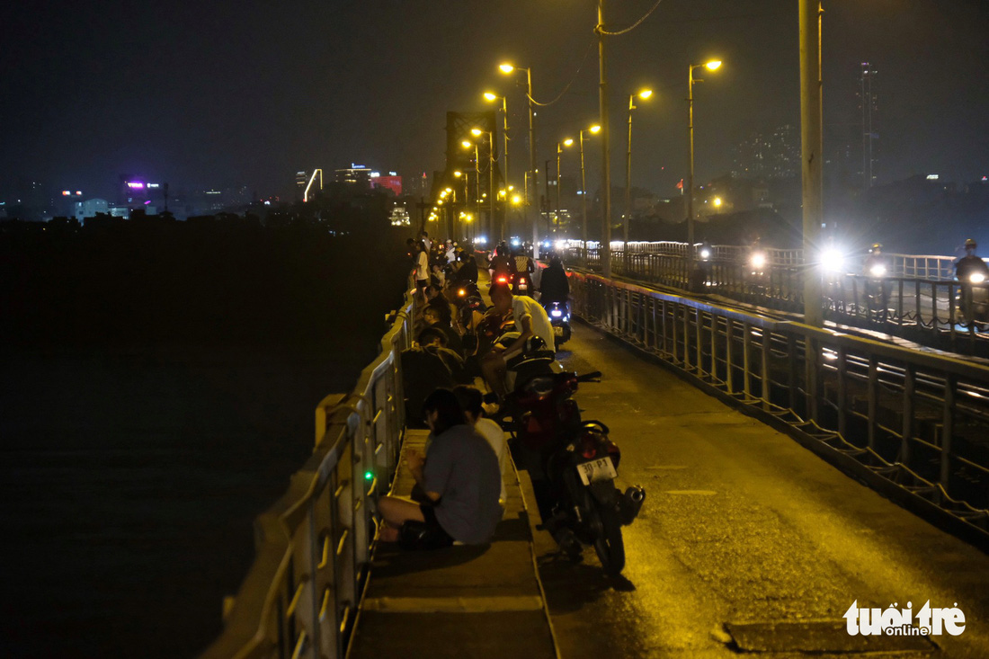 Thấy tổ tuần tra, các cặp đôi đang nhậu trên cầu Long Biên bỏ của chạy lấy người - Ảnh 2.