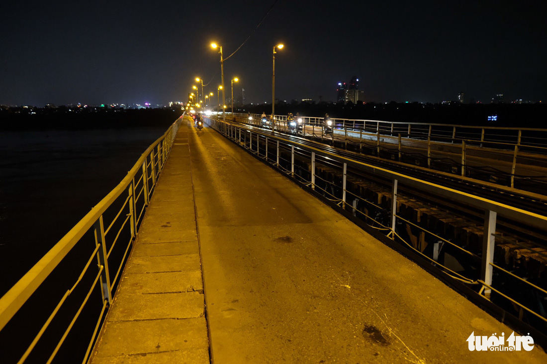 Thấy tổ tuần tra, các cặp đôi đang nhậu trên cầu Long Biên bỏ của chạy lấy người - Ảnh 9.