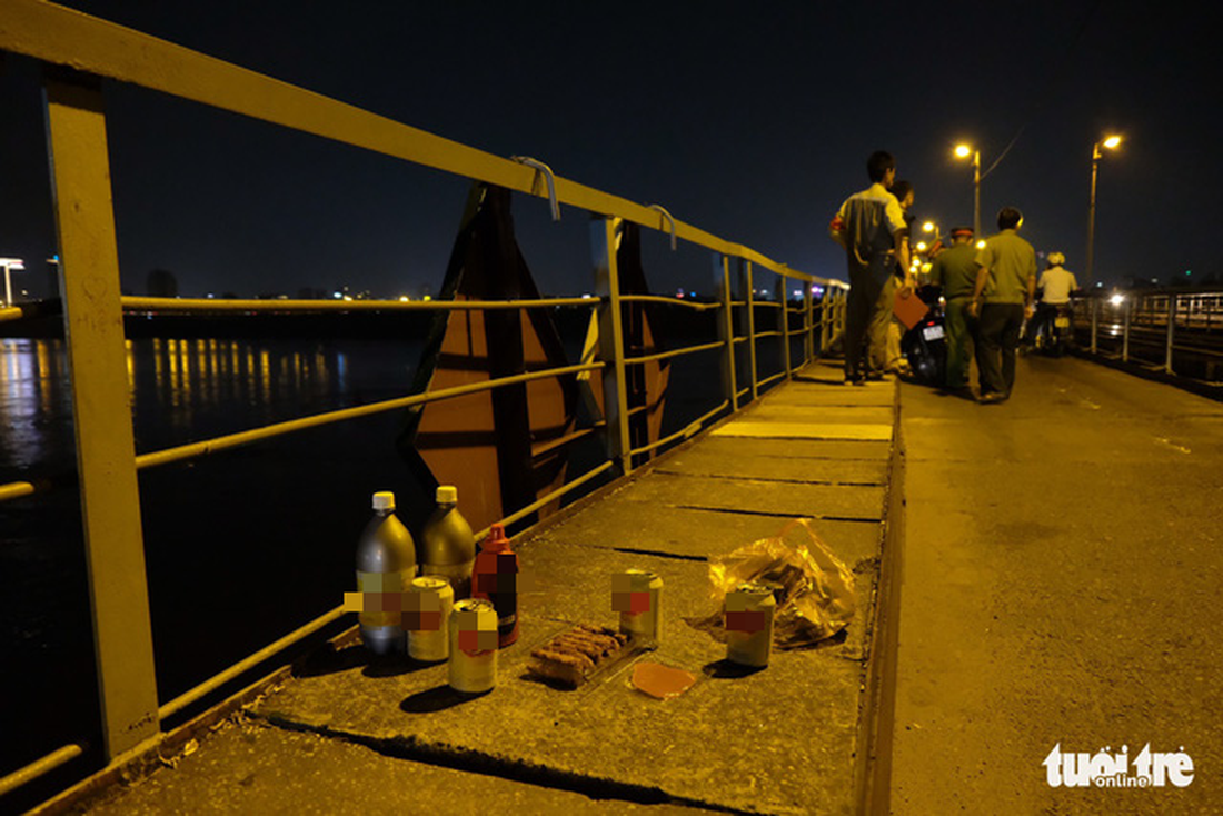 Thấy tổ tuần tra, các cặp đôi đang nhậu trên cầu Long Biên bỏ của chạy lấy người - Ảnh 4.